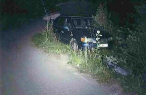 Bundespolizeidirektion München: Bundespolizeidirektion München: Schleusung unter lebensgefährdenden Bedingungen / Türkische Migranten in Auto ohne Sitzbank - Schleuserfahrzeug im Straßengraben