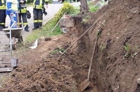 Feuerwehr Lennestadt: FW-OE: Gasleitung bei Gartenarbeiten beschädigt