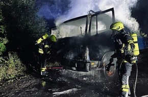 Feuerwehr Detmold: FW-DT: Brennender LKW in der Niewaldstraße