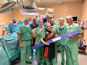 Europapremiere in der Gefäßchirurgie der Asklepios Klinik Nord - Heidberg: Erster Aorten-Aneurysma-Patient in Europa mit innovativer Therapie mittels High-End Stentgraft behandelt