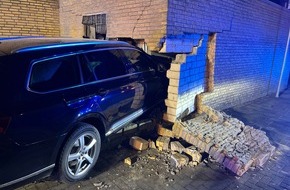 Polizei Coesfeld: POL-COE: Dülmen, Haverlandweg/ Auto fährt gegen Garage
