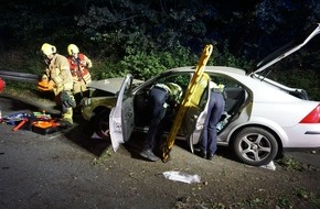 Feuerwehr Ratingen: FW Ratingen: Verkehrsunfall mit eingeklemmter Person - Feuerwehr Ratingen im Einsatz