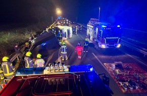 Kreisfeuerwehr Oldenburg: FW-OLL: Verkehrsunfall mit Pferdetransporter auf der A28 - Zwei Pferde erfolgreich gerettet