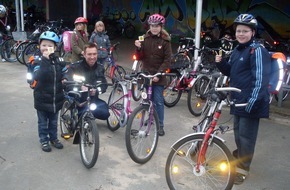 Polizeiinspektion Nienburg / Schaumburg: POL-NI: "Geprüft 2012 -  der Check mit Prüfplakette fürs Fahrrad" -Bild im Download-