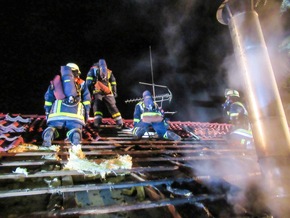 KFV-CW: Feuer schlägt auf Dach über. Eine Person verletzt in Klinik