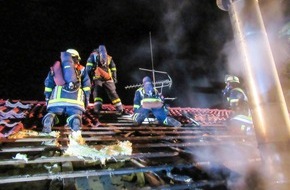 Kreisfeuerwehrverband Calw e.V.: KFV-CW: Feuer schlägt auf Dach über. Eine Person verletzt in Klinik