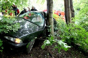 Feuerwehr Essen: FW-E: Verkehrsunfall in Essen-Bredeney, Limousine kommt von der Fahrbahn ab und prallt vor einen Baum, Fahrerin eingeklemmt
