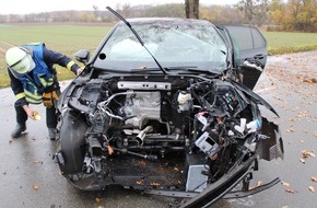 Polizei Minden-Lübbecke: POL-MI: Alleinunfall auf der L764 - Motorblock nach Baumkollision im Graben