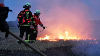 Freiwillige Feuerwehr Celle: FW Celle: Praktisch geübt - Vegetationsbrandbekämpfung