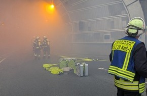 Feuerwehr der Stadt Arnsberg: FW-AR: Erfolgreiche Einsatzsimulation im Arnsberger Altstadttunnel