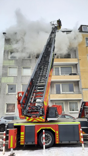 Feuerwehr Bremerhaven: FW Bremerhaven: Wohnungsbrand in einem Mehrfamilienhaus in der Schifferstraße