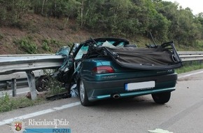 Polizeipräsidium Westpfalz: POL-PPWP: Über Fahrbahn geschleudert und in Schutzplanken gekracht