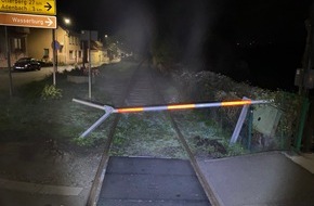 Polizeidirektion Kaiserslautern: POL-PDKL: Nach Kollision mit Schranke der Draisinen-Strecke unerlaubt vom Unfallort entfernt