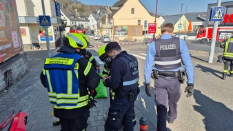 Feuerwehren VG Westerburg: FW VG Westerburg: Chemischer Geruch aus Mehrfamilienhaus gemeldet - Feuerwehren im Einsatz