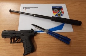 Bundespolizeidirektion Sankt Augustin: BPOL NRW: Bundespolizei beschlagnahmt versteckte Waffen - Schreckschusspistole, Schlagstock, Butterflymesser