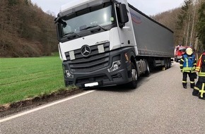 Polizeidirektion Kaiserslautern: POL-PDKL: Lkw kommt von der Fahrbahn ab und droht umzustürzen