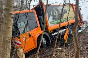 Feuerwehr Dresden: FW Dresden: Müllfahrzeug rollt unkontrolliert eine Böschung hinab - keine Verletzten