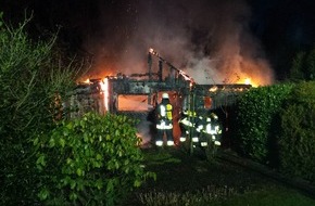 Feuerwehr Essen: FW-E: Gartenlaube wurde Raub der Flammen