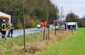 Kreispolizeibehörde Unna: POL-UN: Holzwickede - Erstmeldung: LKW mit Gefahrgut umgestürzt - Einsatz dauert an