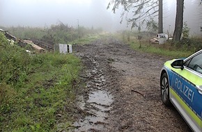 Polizeiinspektion Hameln-Pyrmont/Holzminden: POL-HM: Sperrmüll unerlaubt im Wald entsorgt - zwei Männer als Verursacher ermittelt