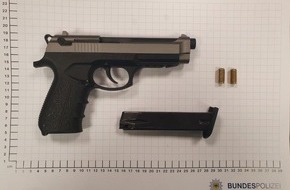Bundespolizeidirektion Sankt Augustin: BPOL NRW: Bundespolizisten stoppen 20-Jährigen mit täuschend echt aussehender Waffe