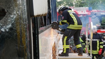 Freiwillige Feuerwehr Celle: FW Celle: Technische Rettung aus Bus geübt!