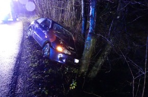 Kreispolizeibehörde Oberbergischer Kreis: POL-GM: Auto prallt gegen Baum