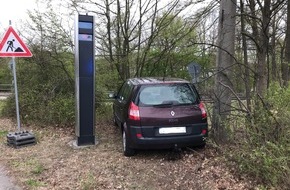 Polizeipräsidium Westpfalz: POL-PPWP: Auto landet nach Unfall neben Blitzer