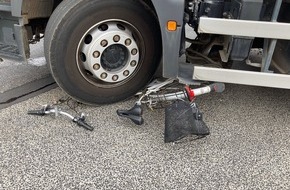 Polizei Düren: POL-DN: Reinigungsfahrzeug überrollt Fahrrad