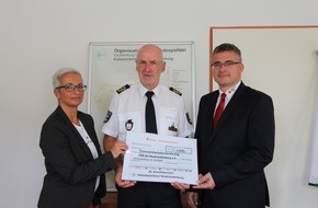 Polizeipräsidium Neubrandenburg: POL-NB: 1.650 Euro - Scheck an DRK überreicht