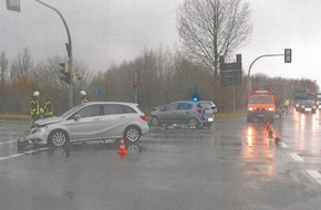 Polizeiinspektion Wilhelmshaven/Friesland: POL-WHV: Verkehrsunfall in Schortens - beide beteiligten Fahrzeugführer wurden verletzt