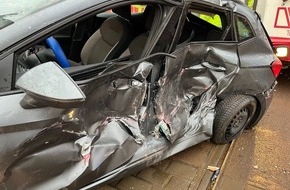 Polizei Duisburg: POL-DU: Alt-Hamborn: Beim Wenden mit Straßenbahn kollidiert - Drei Verletzte