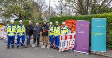 Westconnect GmbH: Pressemeldung: Spatenstich: Westconnect startet Glasfaserausbau in Düsseldorf