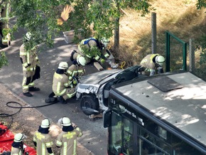 FW-KLE: Großübung in Kleve: Rettungskräfte trainieren Busunfall mit 26 Betroffenen