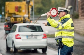 Bundespolizeidirektion Sankt Augustin: BPOL NRW: Bundespolizei findet in Fahrzeug geladene Schreckschusswaffe, Einhandmesser und Joint - Fahrer hatte gegen Fahrverbot verstoßen