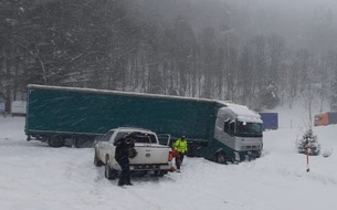 Polizeipräsidium Freiburg: POL-FR: Landkreis Lörrach: Schneefall führt zu zahlreichen Unfällen und Verkehrsbehinderungen
