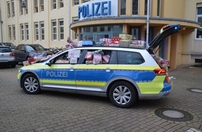 Polizeidirektion Osnabrück: POL-OS: Wenn der Weihnachtsmann mit Blaulicht kommt: Polizei Osnabrück macht 150 Kinderwünsche wahr (FOTO)