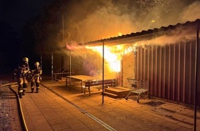 Feuerwehr Essen: FW-E: Containerbrand auf Sportplatz an der Seumannstraße - drei Container zerstört