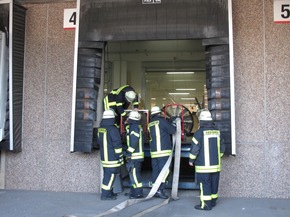 FW-AR: Vier Verletzte nach Vorfall bei Firma Umarex in Arnsberg-Neheim