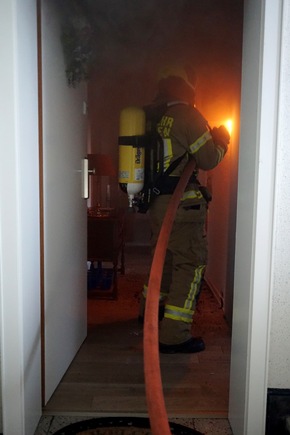 FW Ratingen: Brand in mehreren Wohnungen eines Mehrfamilienhauses - Ein verletzter Feuerwehrmann