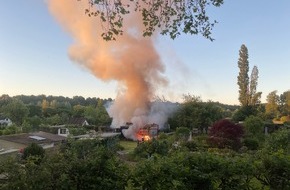 Feuerwehr M&uuml;lheim an der Ruhr: FW-MH: Vollbrand einer Gartenlaube in MH-Saarn