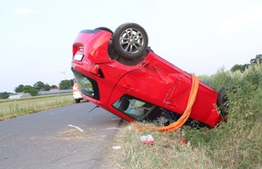 Polizei Minden-Lübbecke: POL-MI: Auto überschlägt sich bei Unfall