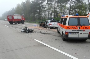 Polizeiinspektion Harburg: POL-WL: Pkw fährt unter Lkw, Beifahrerin tödlich verletzt