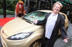 Ford-Werke GmbH: HA Schult: Ford Fiesta wird zum Aquarium / Blickfang bei der Preisverleihung  zum "ÖkoGlobe 2010" in Köln (mit Bild)
