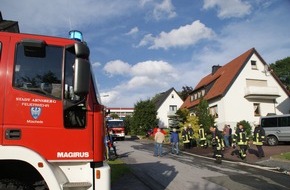 Feuerwehr der Stadt Arnsberg: FW-AR: Baum brennt an Wohnhaus in Arnsberg-Müschede