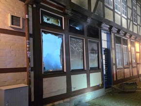 FW Celle: Gastronomieküche in historischen Altstadt in Vollbrand - mehrere Personen in Fachwerkhaus eingeschlossen!