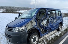 Polizeiinspektion Lüneburg/Lüchow-Dannenberg/Uelzen: POL-LG: ++ mit entgegenkommenden Lkw kollidiert - leicht verletzt - 10.000 Euro Schaden ++ mit Baum kollidiert - unverletzt ++ räuberischer Ladendiebstahl - Täter schubst und flieht ohne ...