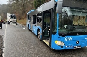 Polizeidirektion Pirmasens: POL-PDPS: Kollision an der Trulberm&uuml;hle - Bus und Lkw sto&szlig;en zusammen - 100.000 Euro Sachschaden