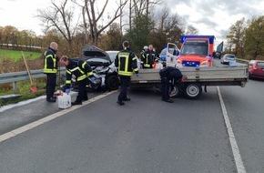 Feuerwehr Datteln: FW Datteln: Losgerissener Anhänger löst Unfall mit 2 Verletzten aus.
