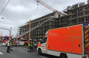 Feuerwehr Bochum: FW-BO: Schwer verletzter Bauarbeiter auf einer Baustelle am Westpark in Bochum